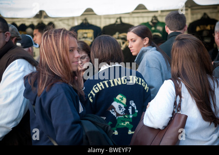 Supports et d'anciens élèves de Notre Dame à l'extérieur du Yankee Stadium dans le Bronx avant le jeu de l'Armée Notre Dame Banque D'Images