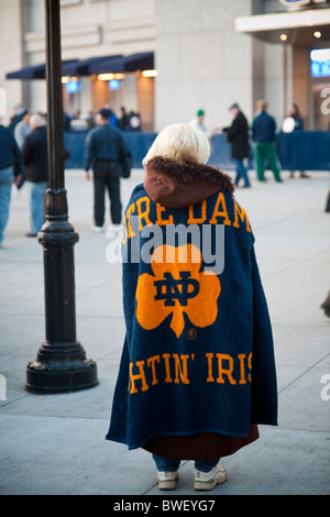 Supports et d'anciens élèves de Notre Dame à l'extérieur du Yankee Stadium dans le Bronx avant le jeu de l'Armée Notre Dame Banque D'Images