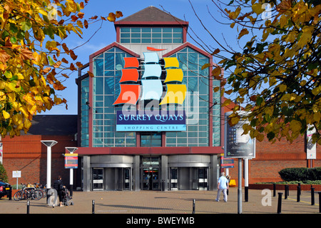 Façade d'une entrée principale à Surrey Quays shopping centre commercial intérieur administré par British Land immobilier gratuit parking Rotherhithe London UK Banque D'Images