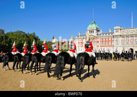 Cavalerie de ménage changeant la cérémonie de garde sur Horse Guards Parade Ground sur un ciel bleu jour ensoleillé dans la ville de Westminster Londres Angleterre Royaume-Uni Banque D'Images