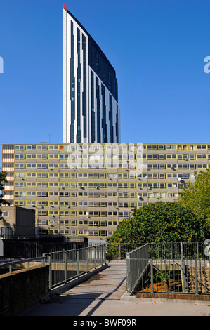 Nouvelle tour d'appartement résidentiel Strata qui s'élève au-dessus de l'ancien quartier résidentiel de Heygate Council Housing Estate, dont la démolition est prévue à Elephant & Castle au Royaume-Uni Banque D'Images