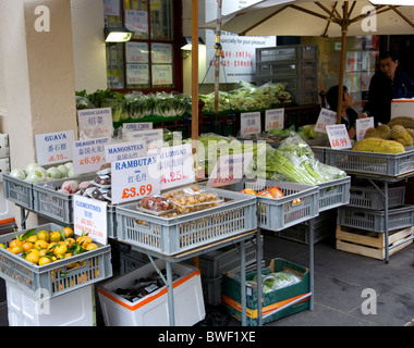 Vente de décrochage de fruits dans Chinatown - Londres UK Banque D'Images