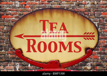 Un vieux rétro rouillé arrow sign avec le texte Tea rooms Banque D'Images