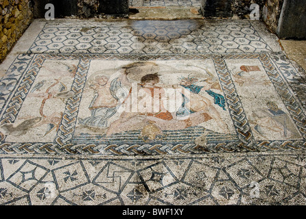 Volubilis, site archéologique romain au Maroc. Mosaïque de l'enlèvement d'HYLAS par les nymphes à la Chambre de Vénus Banque D'Images