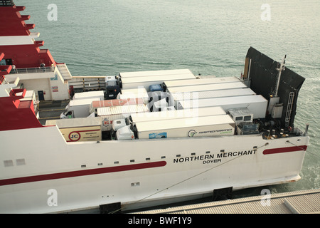 RO ro. Ferry « NORTHERN MERCHANT » à côté de Palma de Majorque avec des camions attendant l'occasion de partir Banque D'Images