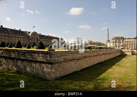 L'hôtel des invalides des canons avec jardin derrière la tour Eiffel, Paris, France, Europe Banque D'Images