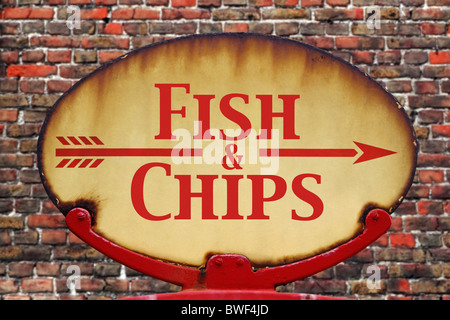 Un vieux rétro rouillé arrow sign avec le texte des fish and chips Banque D'Images