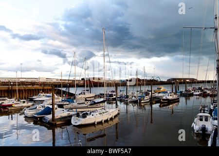 Le port de Newhaven dans l'East Sussex, yachts et autres bateaux à voile sous un ciel moody Banque D'Images