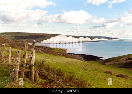 Les Sept Soeurs gamme de falaises sur le sentier national des South Downs dans l'East Sussex, UK - sentier dans l'avant-plan Banque D'Images