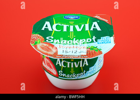 À remous d'Activia de Danone à saveur de fraise Banque D'Images