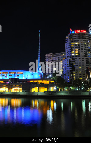 Le Melbourne Arts Centre de nuit Banque D'Images