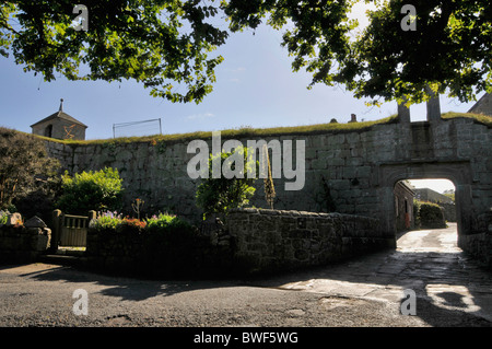 Château ancien mur et porte principale menant à la garnison château maintenant un hôtel à Hugh Town, ST.MARY'S, Îles Scilly, Angleterre Banque D'Images