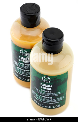 Deux bouteilles de 250 ml de The Body Shop Shampooing Revitalisant banane et de la banane Banque D'Images