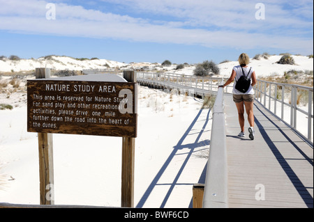 Female hiker explore l'étude de la nature Salon White Sands National Monument Nouveau Mexique Banque D'Images