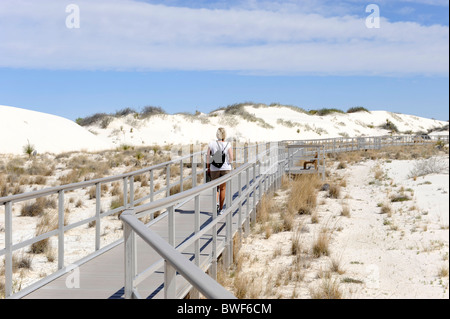 Female hiker explore l'étude de la nature Salon White Sands National Monument Nouveau Mexique Banque D'Images