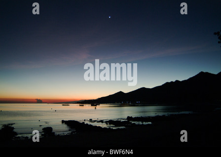 Lever du soleil dans le village de Pemuteran, un petit village de pêcheurs dans le nord-ouest de Bali, l'Indonésie a fait remarquer pour ses coraux et la plongée. Banque D'Images