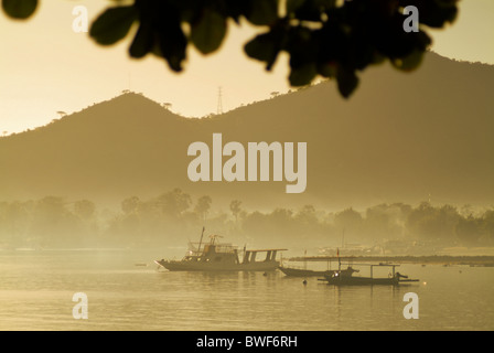 Lever du soleil dans le village de Pemuteran, un petit village de pêcheurs dans le nord-ouest de Bali, l'Indonésie a fait remarquer pour ses coraux et la plongée. Banque D'Images