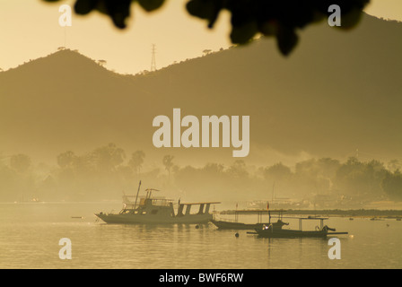 Lever du soleil dans le village de Pemuteran, un petit village de pêcheurs dans le nord-ouest de Bali, l'Indonésie a fait remarquer pour ses coraux et la plongée. Banque D'Images