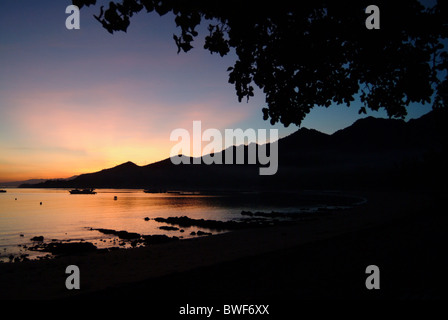 Lever du soleil dans le village de Pemuteran, un petit village de pêcheurs dans le nord-ouest de Bali, l'Indonésie a fait remarquer pour ses coraux et la plongée. Banque D'Images
