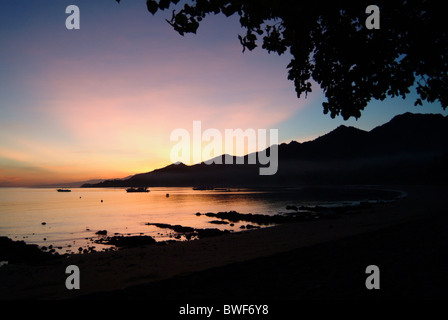 Lever du soleil dans le village de Pemuteran, un petit village de pêcheurs dans le nord-ouest de Bali, l'Indonésie a fait remarquer pour ses coraux et la plongée. Banque D'Images