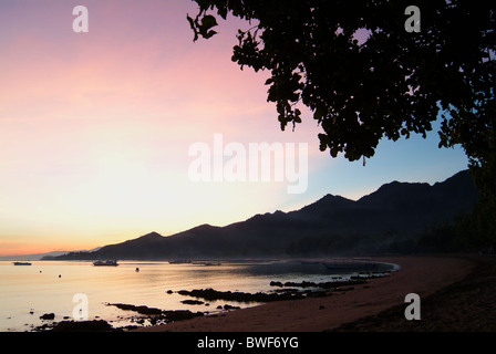 Lever du soleil dans le village de Pemuteran, un petit village de pêcheurs dans le nord-ouest de Bali, l'Indonésie a fait remarquer pour ses coraux et la plongée. Banque D'Images