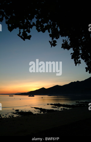 Lever du soleil dans le village de Pemuteran, un petit village de pêcheurs dans le nord-ouest de Bali, l'Indonésie a fait remarquer pour ses coraux et la plongée. Banque D'Images