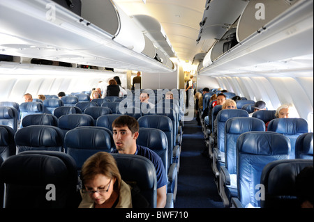 Les passagers des avions commerciaux comme c'est le chargement sur un Airbus jet avion du passager Banque D'Images
