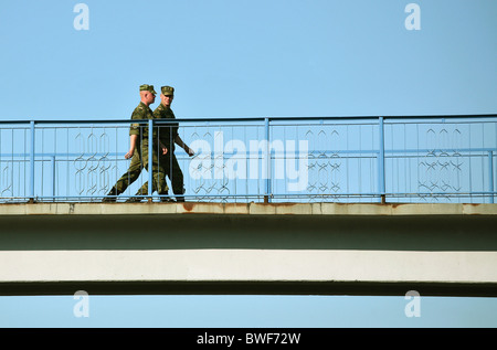 Deux soldats sur une passerelle, Brest, Biélorussie Banque D'Images