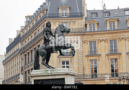 Le roi français Louis XIV statue équestre de la Place des Victoires, Paris, France Banque D'Images