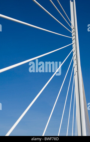Les câbles de suspension et pilier du viaduc de Millau le pont le plus haut au monde, Millau, France du Sud JPH0288 Banque D'Images