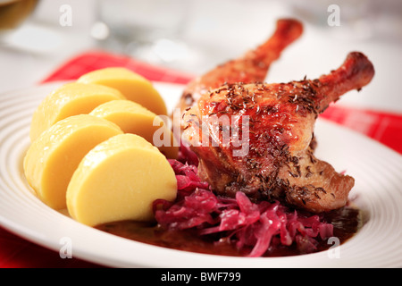La cuisine tchèque - canard rôti, chou rouge et boulettes de pommes de terre Banque D'Images