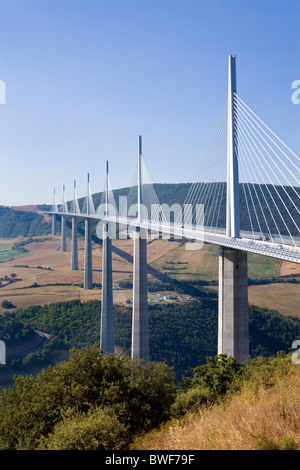 Viaduc de Millau le pont le plus haut au monde, Millau, France du Sud JPH0290 Banque D'Images