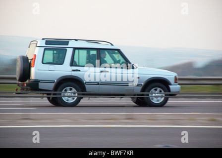 Land Rover Discovery sur le M62. Banque D'Images