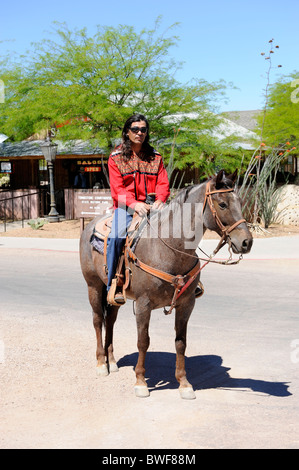 Native American à cheval à travers l'Arizona Tombstone Banque D'Images