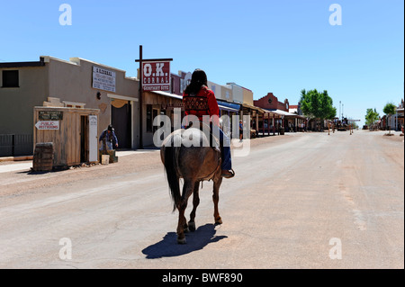 Native American à cheval à travers l'Arizona Tombstone Banque D'Images