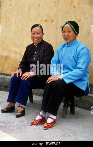 Deux femmes avec des pieds, Liuyi, Yunnan, Chine Banque D'Images