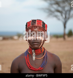 Les jeunes femmes Hamar avec peintures faciales, colliers colorés et parure de tête, la vallée de la rivière Omo, dans le sud de l'Éthiopie Banque D'Images