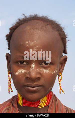 Hamar fille avec d'oreilles et colliers, vallée de la rivière Omo, dans le sud de l'Éthiopie Banque D'Images