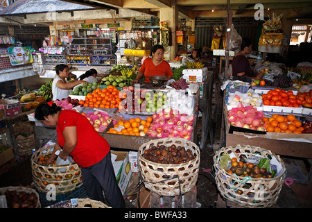 Les vendeurs de fruits et légumes au marché central traditionnel, Ubud, Bali, Indonésie Banque D'Images