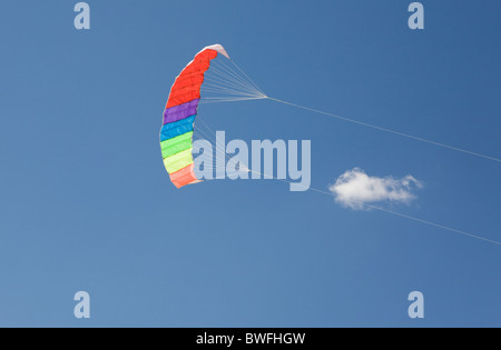 Image de cerfs-volants colorés dans Ciel bleu avec petit nuage sur arrière-plan Banque D'Images