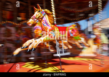 Fête foraine carrousel manège à Cardiff Bay, Nouvelle-Galles du Sud. Banque D'Images