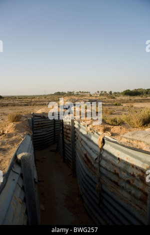 Système de tranchées de fente au kibboutz Revivim fondée en 1943 au sud de Beer-sheva dans le désert du Néguev en Israël Banque D'Images