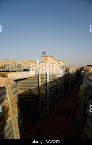 Système de tranchées de fente au kibboutz Revivim fondée en 1943 au sud de Beer-sheva dans le désert du Néguev en Israël Banque D'Images