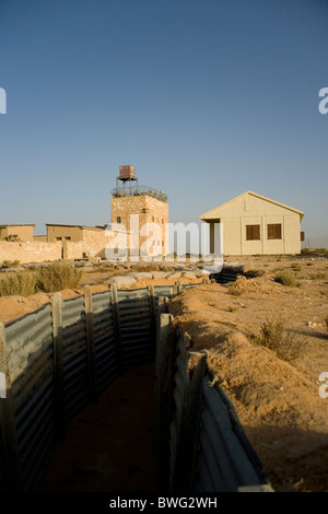 Système de tranchées de fente au kibboutz Revivim fondée en 1943 au sud de Beer-sheva dans le désert du Néguev en Israël Banque D'Images