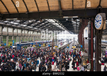 Les gens qui attendent à l'intérieur de la gare de Lyon, Paris, France Banque D'Images