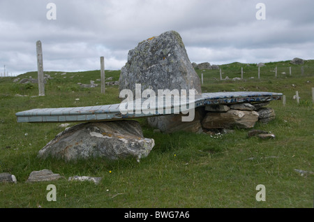 Un siège en céramique sculpture par Colin Mackenzie à Claddach, North Uist, Hébrides extérieures. L'Écosse. 7014 SCO Banque D'Images