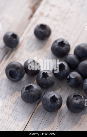 Les bleuets assis sur une table en bois Banque D'Images