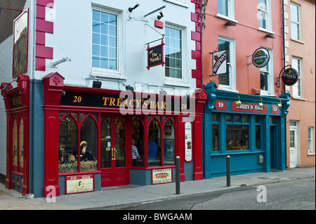 Treacy's Bar et Kirby's Bar dans High Street, Youghal, comté de Cork, Irlande Banque D'Images