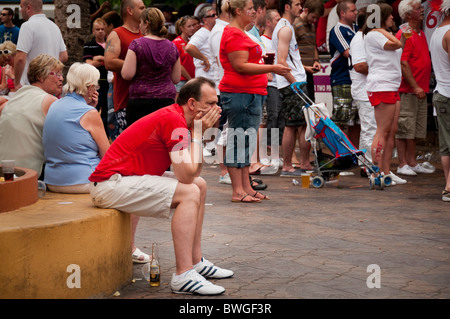 Des fans de l'Angleterre dans un bar à Benidorm avec horreur que leur équipe est battue 4-1 par l'Allemagne dans la Coupe du Monde 2010 Banque D'Images