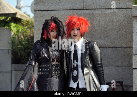 Deux femmes sur les cosplayeurs japonais pont Jingu, Harajuku, Tokyo, Japon Banque D'Images